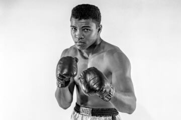 Nombrado el mejor boxeador de todos los tiempos, a sus 25 era campeón mundial invicto de peso pesado, se negó a servir en la Guerra de Vietnam, apelando a sus creencias religiosas y que no tenía nada contra el pueblo vietnamita. Ali fue despojado de su licencia de boxeo tras ser declarado culpable de evasión y perdió casi cuatro años de su carrera. Continuó el trabajo social años después de que recuperó el campeonato. Siempre luchó por los derechos de los negros y las minorías. En 2005 ganó la Medalla Presidencial de la Libertad, por su continuo sentido de responsabilidad social.
