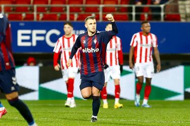 Si Aketxe está inspirado es difícil que no aparezca por estos lares. El jugador del Eibar se echó al hombro a su equipo para empatar ante el Sporting. Primero avisó con un remate tras jugada individual, después marcó de penalti y a punto estuvo de poner el 2-1 en un remate de falta que se estrelló en el larguero y posteriormente en Rubén Yáñez, antes de salir repelido.