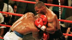 Mike Tyson muerde a Evander Holyfield durante su combate en 1997.