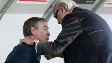 <b>CONFIANZA CIEGA. </b>Jesús Samper saluda de forma cariñosa a Javier Clemente.