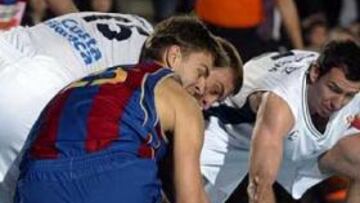 <b>VUELVE A CAER.</B> El Barcelona ha vuelto a ofrecer su cara menos agradable a sus aficionados.