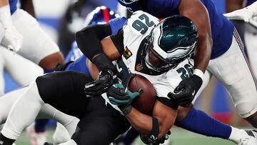 EAST RUTHERFORD, NEW JERSEY - OCTOBER 09: Saquon Barkley #26 of the Philadelphia Eagles carries the ball during the third quarter of the game against the New York Giants at MetLife Stadium on October 09, 2025 in East Rutherford, New Jersey. Elsa/Getty Images/AFP (Photo by ELSA / GETTY IMAGES NORTH AMERICA / Getty Images via AFP)
