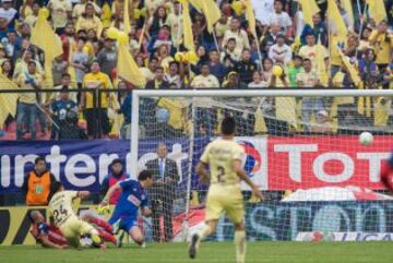 El momento en el que Oribe Peralta anota su gol.