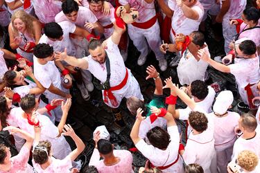 Personas se reúnen para celebrar durante el "Chupinazo", que marca el inicio oficial de las Fiestas de San Fermín en la Plaza Consistorial, frente al Ayuntamiento de Pamplona