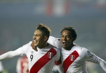 El peruano Paolo Guerrero es el segundo máximo goleador en dos Copas América consecutivas, tras el uruguayo Pedro Petrone (1923 y 1924). El 'Depredador' anotó cinco goles en 2011 y cuatro en 2015.