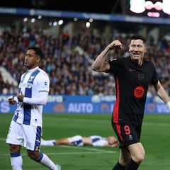 El delantero polaco de Barcelona #09 Robert Levondowski celebra el guardián español #03, George Sannes Spanish League Football durante el Estadio Municipal Buttarc, abril de 1225, abril de 1225, abril de 1225, abril de 1225.