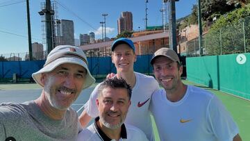 El tenista italiano Jannik Sinner posa junto a Darren Cahiill, Radek Stepanek y Ulises Badio en Montecarlo