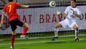 <b>POR UN MILÍMETRO.</b> El larguero impidió en el último suspiro que David Villa sumara su gol número 44 con la Selección e igualara a Raúl.