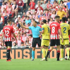 El vestuario del Athletic, indignado con el arbitraje