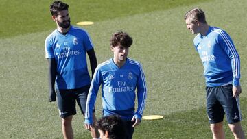 Álvaro Odriozola, Isco y Toni Kroos, durante un entrenamiento del Real Madrid.