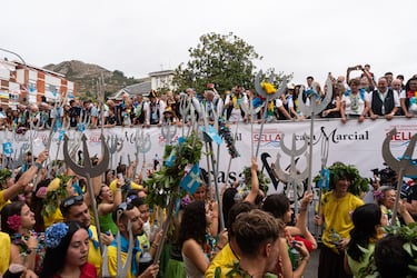 Desfile folclórico en Arriondas, antes del inicio del Descenso Internacio nal del Sella 2025.