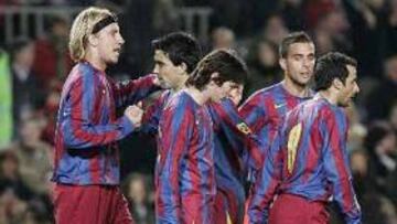 <b>PARTIDO POR LA PAZ. </b>Maxi López felicitado por sus compañeros después de marcar el segundo gol del Barça.