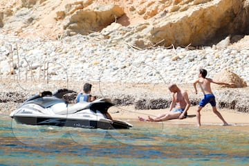 Zidane: Real Madrid coach and his family enjoy the sun in Ibiza