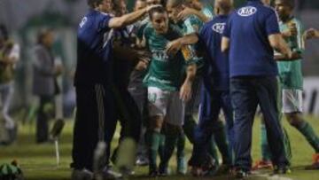 El jugador de Palmeiras, Charles, celebra un gol ante Tigre.