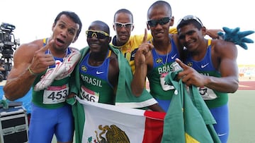 Bruno De Barros, Nilson Andre, Ailson Feitosa y Sandro Viana posan con otro deportista brasile&ntilde;o tras lograr el oro en los Juegos Panamericanos de Guadalajara en 2011.