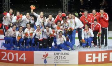 Las jugadoras españolas celebran su segundo lugar después del último partido contra Noruega durante el Campeonato Femenino Europeo de Balonmano 