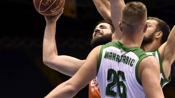 GRA360. SEVILLA, 22/04/2017. El pivot montenegrino del Valencia Basket, Bojan Dubljevic (i), intenta superar la defensa de los jugadores del Real Betis, el base Carlos Cabezas (d) y el serbio Strahinja Milosevic, durante el encuentro correspondiente a la jornada 30 de la liga ACB, que disputan esta tarde en el pabellón San Pablo de Sevilla. EFE / Raúl Caro.