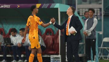 Netherlands' forward #08 Cody Gakpo shakes hands with Netherlands' coach Louis Van Gaal as he leaves the pitch during the Qatar 2022 World Cup round of 16 football match between the Netherlands and USA at Khalifa International Stadium in Doha on December 3, 2022. (Photo by Adrian DENNIS / AFP)