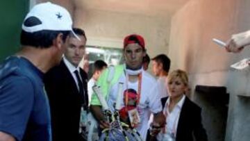 <b>LAS ENTRAÑAS DE ROLAND GARROS. </b>Rafa Nadal sale de la pista tras un entrenamiento.