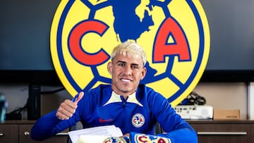 Cristian Calderón firma su contrato con el América.