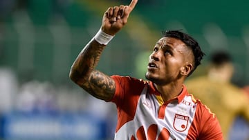 Wilson Morelo celebrando su gol con Santa Fe ante Deportivo Cali por los cuartos de final de la Copa Sudamericana