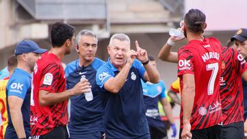 PALMA DE MALLORCA, 03/09/2022.- El entrenador del Mallorca Javier Aguirre (c) da instrucciones a sus jugadores durante el partido de LaLiga Santander disputado este sábado en el Estadi de Son Moix en Palma de Mallorca. EFE/Cati Cladera