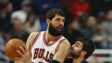 Ricky Rubio intenta frenar a Nikola Mirotic.