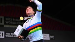 Remco Evenepoel luce la medalla de oro y el maillot arcoíris de campeón del Mundo en Wollongong (Australia).