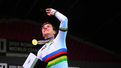 Evenepoel, en el podio de los Mundiales con el maillot arcoíris de campeón.