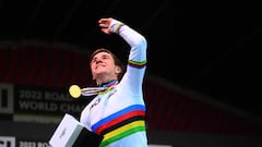 Evenepoel, en el podio de los Mundiales con el maillot arcoíris de campeón.