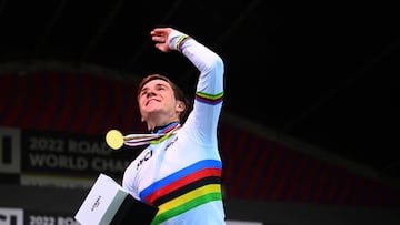 Evenepoel, en el podio de los Mundiales con el maillot arco¨ªris de campe¨®n.