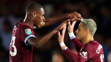 El atacante mexicano anotó en tiempo de compensación en la victoria del West Ham en casa del Wimbledon de tercera división.