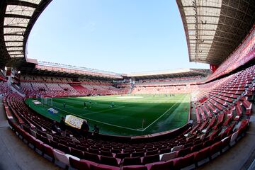 El estadio del Sporting de Gijón es el más antiguo de España. No se sabe la fecha exacta de su construcción, aunque todo parece indicar que fue en 1908. El nombre de El Molinón se debe a un molino que era movido por las aguas del río Molín, afluente del Piles. Esta finca era propiedad de Julius Rimmel, nieto de Eugène Rimmel, un empresario francés y estaba al lado de dicho molino hidráulico de gran tamaño que se erigía en la zona. Es muy curioso comentar que este estadio ha sido utilizado para cementerio de coches, pistas de aterrizajes de helicópteros, mítines políticos, recintos feriales o guardería para galgos. También ha sido un gran escenario de eventos musicales. Fue uno de los 17 campos que albergaron la Copa Mundial de 1982.