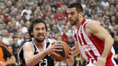 Branko Lazic, del Estrella Roja, intenta frenar a Sergio Llull durante el partido de la Euroliga de baloncesto que el Real Madrid disput&oacute; en Belgrado, Serbia.