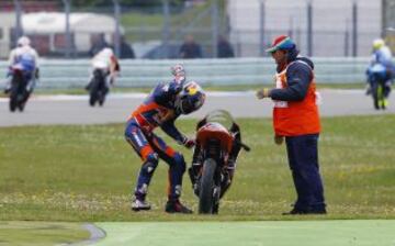 Reacción de Luis Salom después de que su moto se parase en la sesión de clasificación.