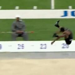 "Es la definición de flotar" la locura con la que este atleta casi se pasa del foso