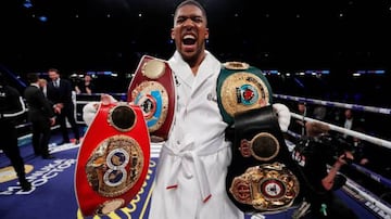 Anthony Joshua con sus cinturones tras ganar a Parker.