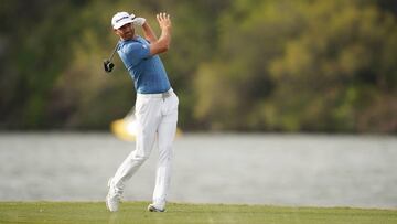 Dustin Johnson golpea la bola durante el World Golf Championships-Dell Match Play en el Austin Country Club de Texas.