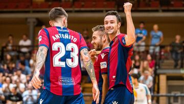 M&aacute;rquez celebra un gol en el Cabanyal junto a Anto&ntilde;ito y Cecilio.