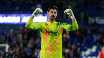 GETAFE (MADRID), 23/04/2025.- El guardameta del Real Madrid Thibaut Courtois celebra la victoria tras el partido de la jornada 33 de LaLiga que Getafe CF y Real Madrid disputaron hoy miércoles en el Coliseum de Getafe. EFE/Juanjo Martín