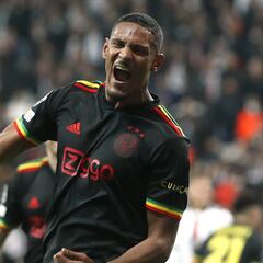 Haller mira a Lewandowski