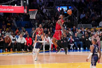 LeBron James volando sobre la cancha del Gainbridge Fieldhouse de Indianápolis.