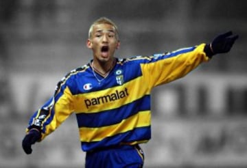 Hidetoshi Nakata: Fue uno de los primeros japoneses en llegar a una liga grande en Italia. Se esperaba que la 'rompiera' en Europa, pero finalmente destacó más como imagen, al abrir las puertas al mercado asiático, pero sin brillar en el 'Viejo Continente'. Se retiró en 2006 para ejercer de... modelo.