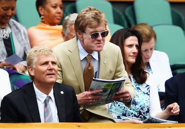 El actor Robert Redford observa antes del partido de semifinales femenino entre Victoria Azarenka de Bielorrusia y Petra Kvitova de la República Checa en el décimo día del Campeonato de Tenis de Wimbledon en el All England Lawn Tennis and Croquet Club el 30 de junio de 2011 en Londres, Inglaterra.