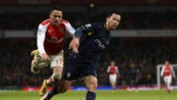 Southampton&#039;s Maya Yoshida challenges Arsenal&#039;s Alexis Sanchez (L) during their English Premier League soccer match at the Emirates Stadium in London, December 3, 2014.     REUTERS/Dylan Martinez (BRITAIN  - Tags: SOCCER SPORT) EDITORIAL USE ONLY. NO USE WITH UNAUTHORIZED AUDIO, VIDEO, DATA, FIXTURE LISTS, CLUB/LEAGUE LOGOS OR &#039;LIVE&#039; SERVICES. ONLINE IN-MATCH USE LIMITED TO 45 IMAGES, NO VIDEO EMULATION. NO USE IN BETTING, GAMES OR SINGLE CLUB/LEAGUE/PLAYER PUBLICATIONS.FOR EDITORIAL USE ONLY. NOT FOR SALE FOR MARKETING OR ADVERTISING CAMPAIGNS.  