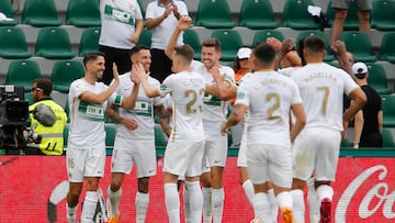 ELCHE (ALICANTE), 29/04/2023.- El centrocampista del Elche Fidel (i), celebra su gol (tercero para su equipo) con sus compañeros durante el partido de la jornada 32 de LaLiga Santander que disputan Elche y Rayo Vallecano este sábado en estadio Martínez Valero de Elche. EFE/Manuel Lorenzo