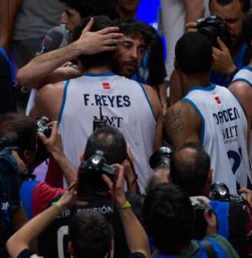 Juan Carlos Navarro recibe el abrazo Felipe Reyes.