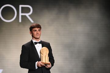 El centrocampista espa?ol del Barcelona Gavi posa con el Trofeo Kopa al mejor jugador sub-21 durante la ceremonia de entrega del Bal車n de Oro 2022 de France Football.