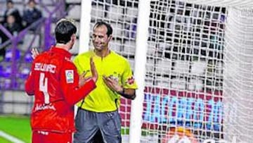 <b>CHOQUE CON PALOP. </b>Costa fue a rematar y el portero se le echó encima. Le pitaron juego peligroso.