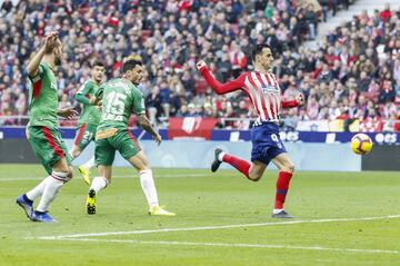 El croata inauguró el marcador en el Metropolitano al rematar con la parte baja del abdomen un buen centro de Arias.